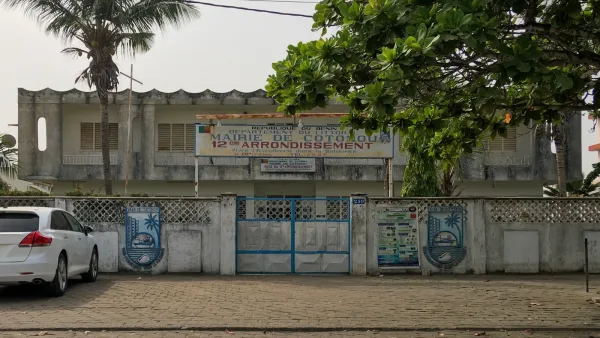 Le siège du 12e arrondissement de Cotonou, le 10 janvier 2020. Photo d’archive, sans vue des maisons marquées. Fawaz.tairou / Wikimedia Commons, CC BY-SA 4.0. Photo Fawaz.tairou / Wikimedia Commons (CC BY-SA 4.0 — ; original sans transformation par le rédacteur, conserver la même licence après conversion.). Source de l’image