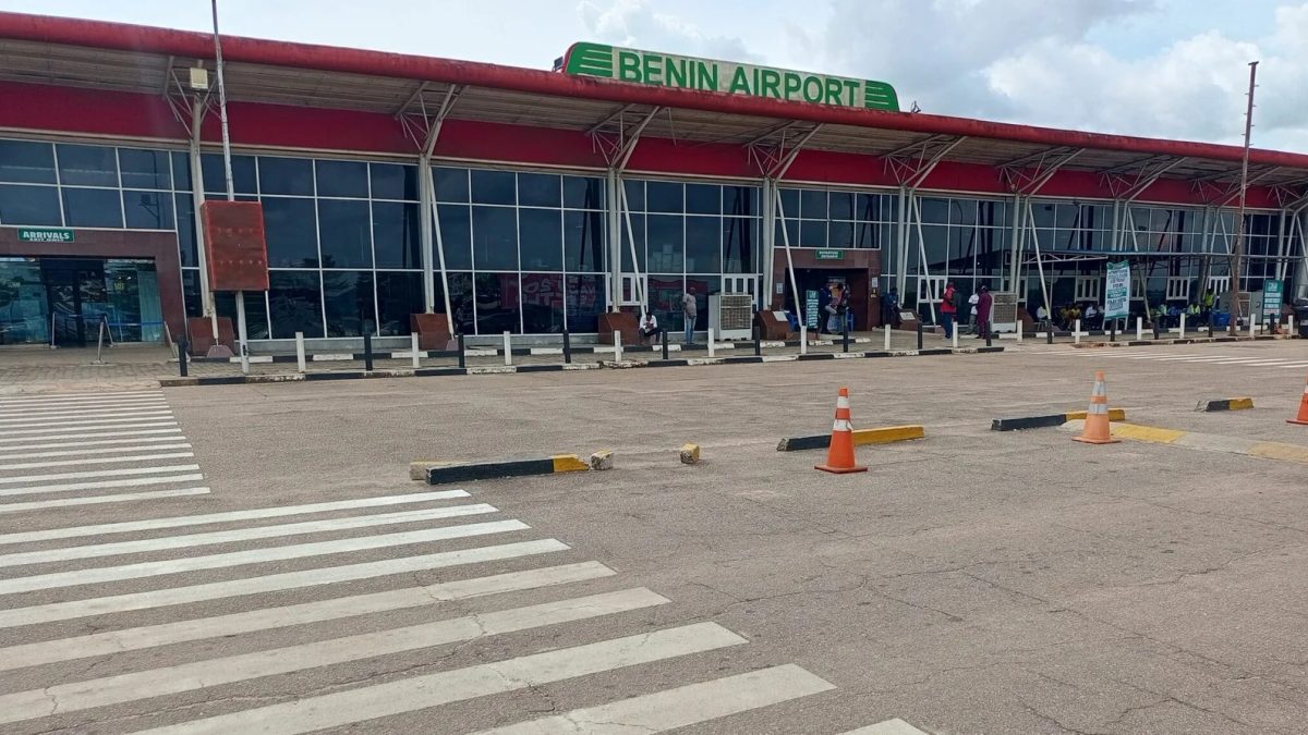 Aéroport de Benin : des passagers dénoncent des scanners défectueux et des fouilles corporelles inquiétantes