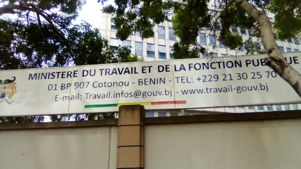 Panneau du ministère du Travail et de la Fonction publique à Cotonou, vu de face.